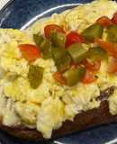 Tosta com ovo e pickles