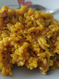 Una foto de Paella de magro, champi y ajetes