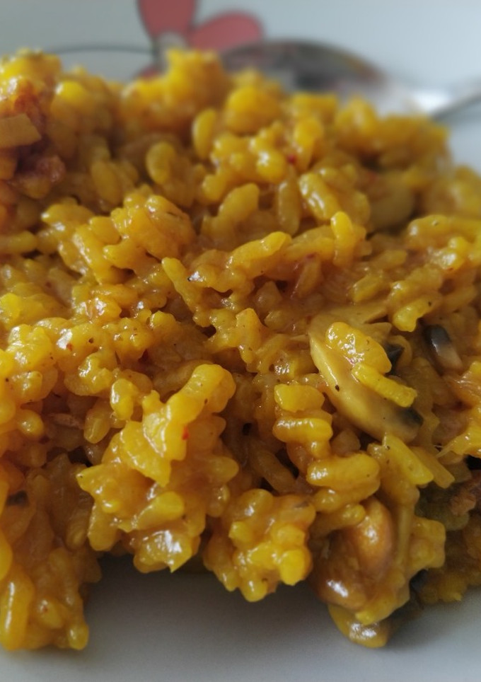 Una foto de Paella de magro, champi y ajetes