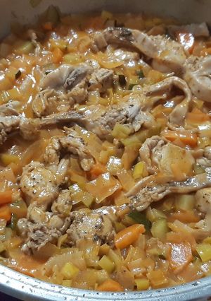 Una foto de Conejo al tomillo, con verduras variadas