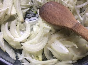 Una foto de Como hacer cebolla caramelizada