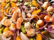Una foto de ceviche langostino