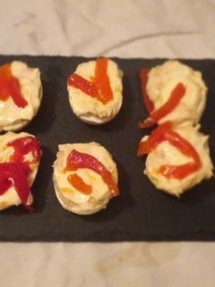 Una foto de Huevos rellenos de atún y pimientos