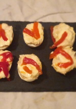 Una foto de Huevos rellenos de atún y pimientos