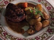 Una foto de carne y tomate cherry