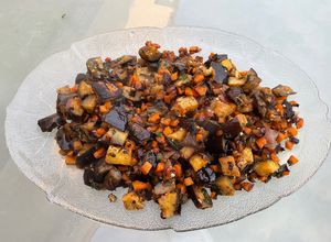Une photo de Aubergines et carottes grillées à l’oignon rouge