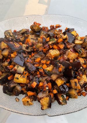 Une photo de Aubergines et carottes grillées à l’oignon rouge