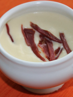 Una foto de Crema de puerros (Vichyssoise) con crujiente de jamón