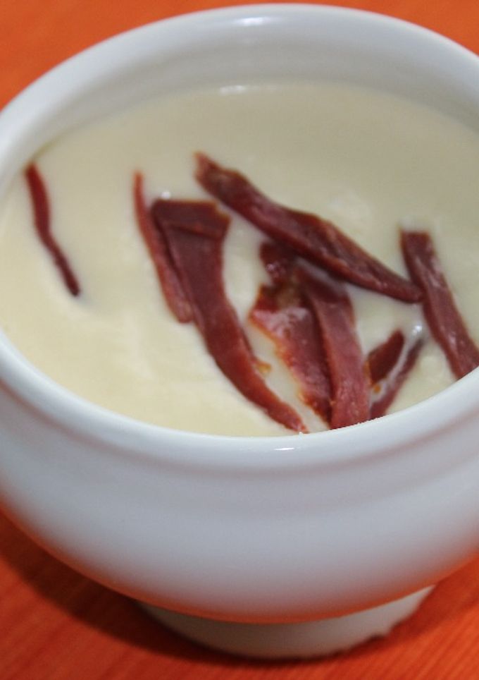 Una foto de Crema de puerros (Vichyssoise) con crujiente de jamón