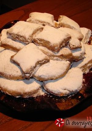 A picture of Kourabiedes with Ouzo.