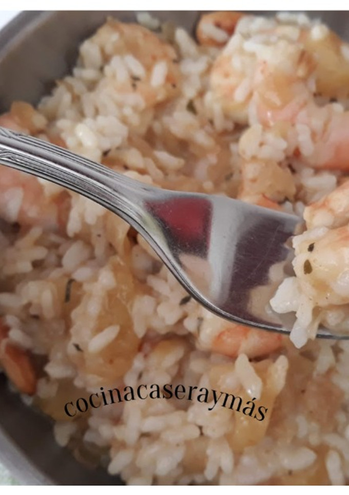 Una foto de Arroz al curry con gambas