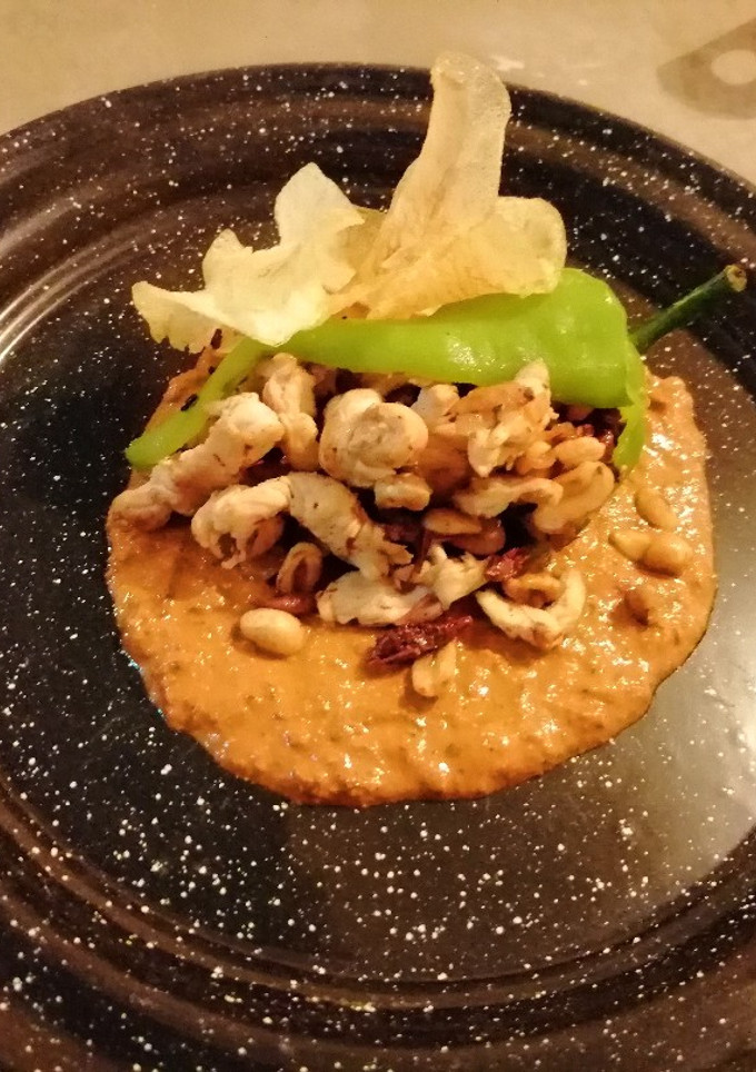 Una foto de Chile de agua relleno, con un espejo de chile morita