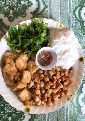 Hình của món Bún đậu mắm tôm, vài viên cá viên chiên các bé cực thích nha 😇.