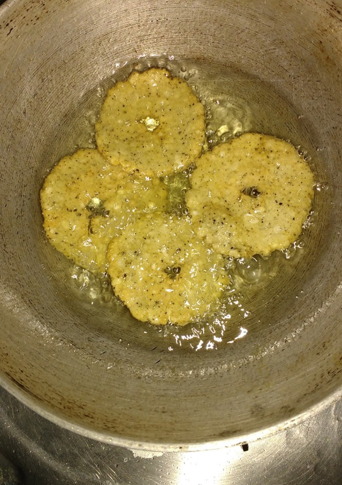 ஆஞ்சேநேயர் மிளகு வடை (milagu vadai recipe in tamil) செய்முறை முக்கிய புகைப்படம்