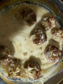 Una foto de Champiñones rellenos & bechamel, la pareja perfecta