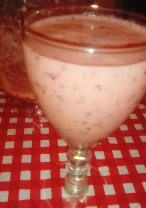 Una foto de Licuado de banana leche de coco, uvas y ciruelas!!