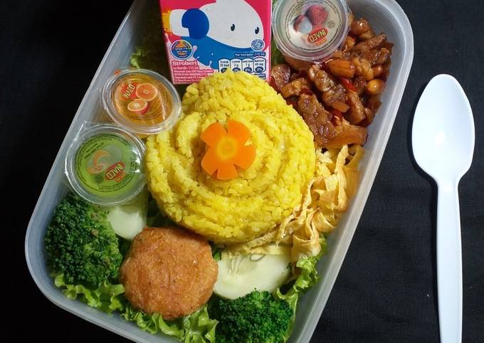 16.103 Nasi kuning mawar ala bento(spesial ultah)