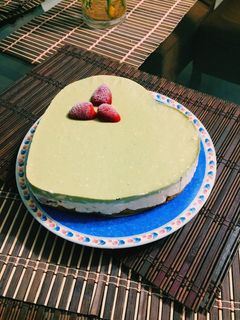 Una foto de Cheesecake de Matcha y Fresas