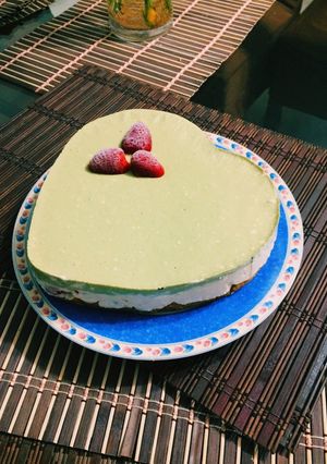 Una foto de Cheesecake de Matcha y Fresas