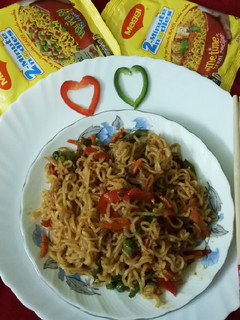 হট চিলি গার্লিক ম্যাগি (Hot chilli garlic maggi recipe in Bengali) রেসিপির প্রধান ছবি