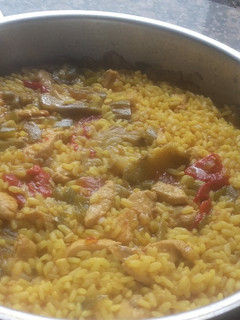 Una foto de Arroz con pollo y alcachofas