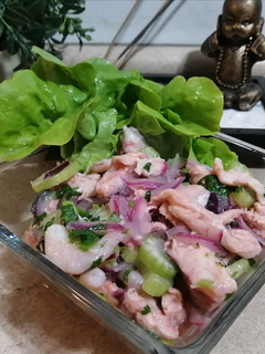 Una foto de Ceviche de salmón y camarón