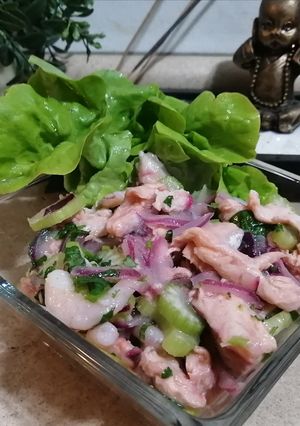 Una foto de Ceviche de salmón y camarón