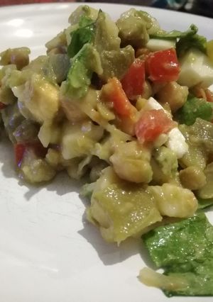 Una foto de Ensalada de Garbanzos con "de todo" a la cuarentena