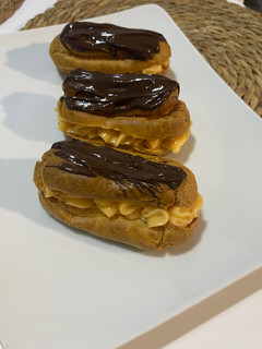 Una foto de Eclairs con cremoso de pomelo y profiteroles !!!