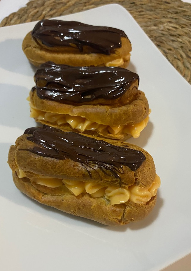 Una foto de Eclairs con cremoso de pomelo y profiteroles !!!