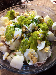 Una foto de Ensalada rústica de papa 🥔
