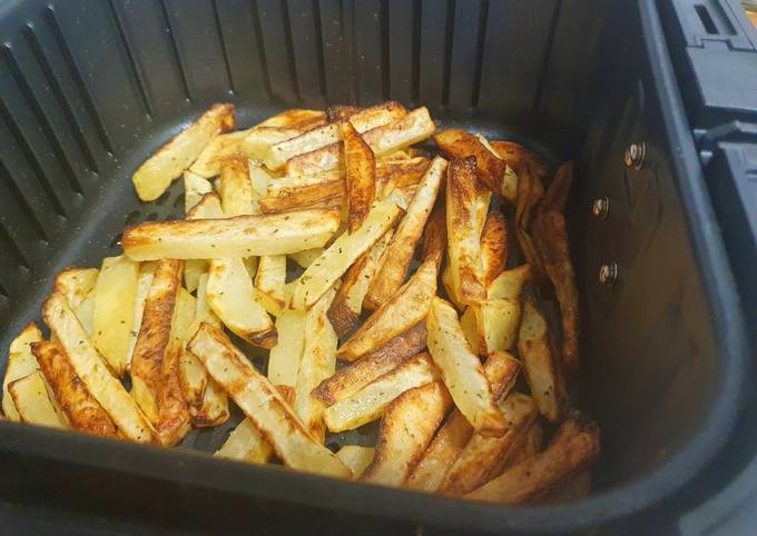 Patatas fritas crujientes en freidora de aire o airfryer