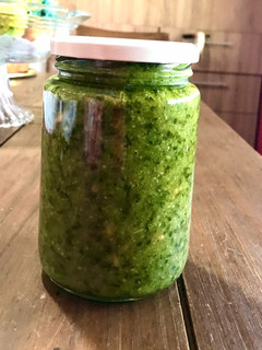 Una foto de Pesto de Albahaca con su Majestad, el Queso