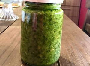 Una foto de Pesto de Albahaca con su Majestad, el Queso