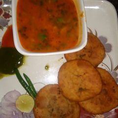Urad Dal ki Kachori with Hing jeera Aaloo A picture of Urad Dal ki Kachori with Hing jeera Aaloo.