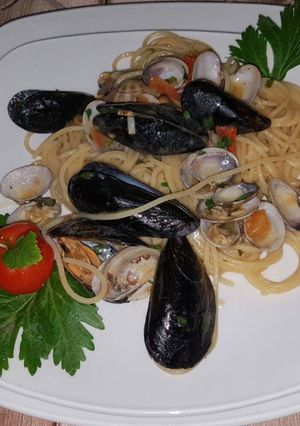 A picture of Spaghetti with Mussels and Clams.