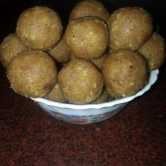 A picture of Rava besan ladoo.
