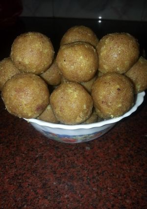 A picture of Rava besan ladoo.