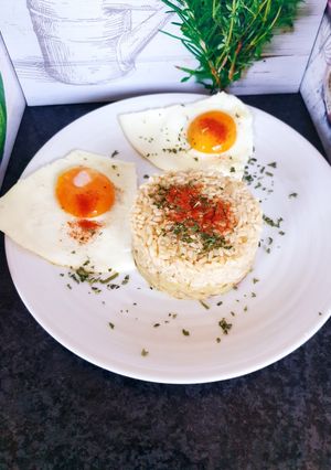 Une photo de Riz sur son lit d'avocat 🥑 et œufs au plat
