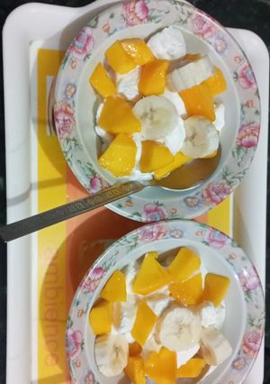 A picture of ICE CREAM 🍦with mango toppings.