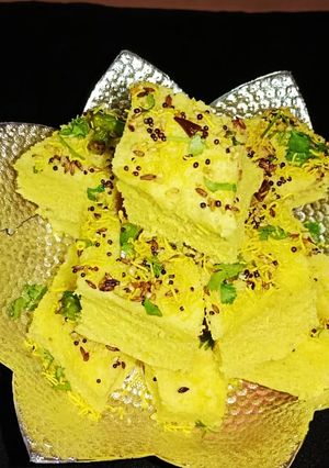 खट्टा बेसन ढोकळा (Khatta Besan Dhokla Recipe In Marathi) रेसिपी चे मुख्य फोटो