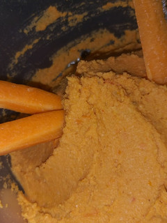 Una foto de Hummus de garbanzos y tomates secos