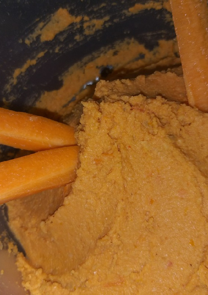 Una foto de Hummus de garbanzos y tomates secos