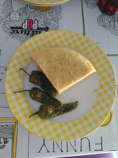 Una foto de Tortilla de patata con pimientos del padrón