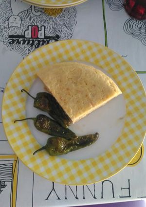 Una foto de Tortilla de patata con pimientos del padrón