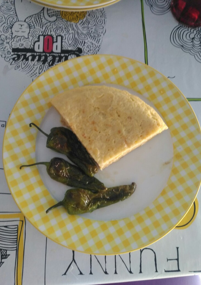 Una foto de Tortilla de patata con pimientos del padrón