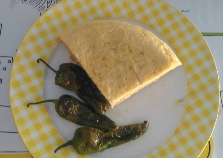 Tortilla de patata con pimientos del padrón