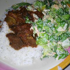 A picture of Rice and soup with salat.