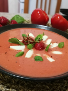 Una foto de Crema fría (gazpacho) de fresas y tomates