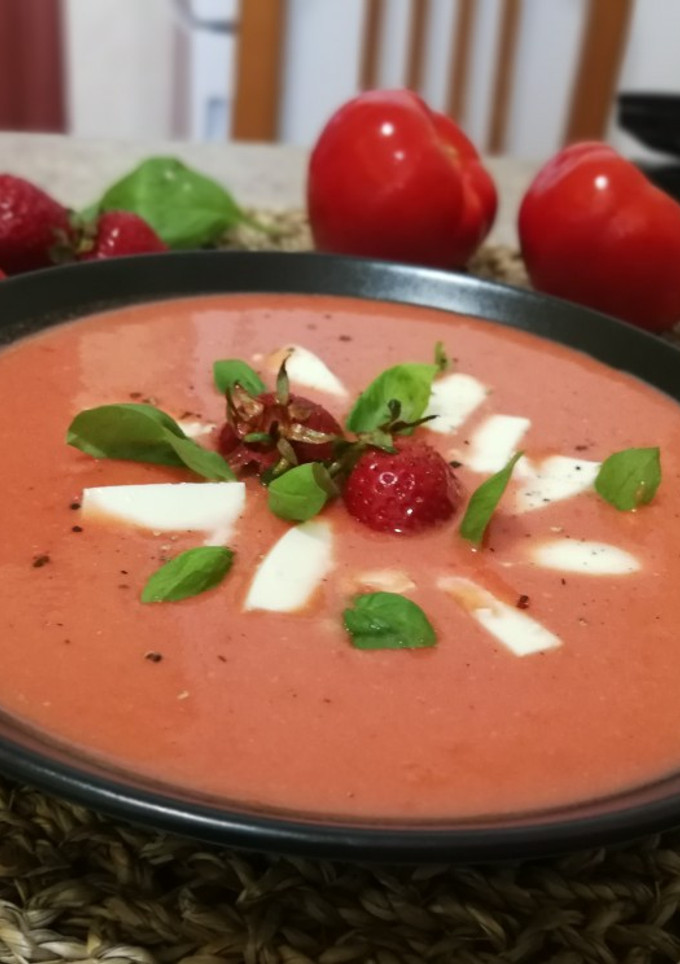 Una foto de Crema fría (gazpacho) de fresas y tomates